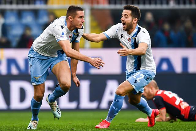 梅西社交媒体晒图 球场边悠闲喝茶发型梦回2018